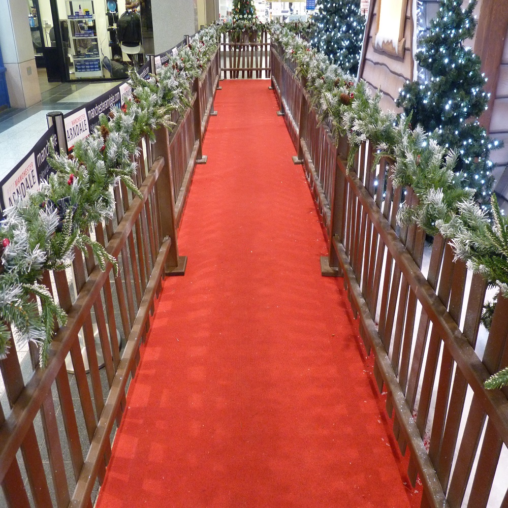 Heckmondwike-Red-carpet-Santa-1