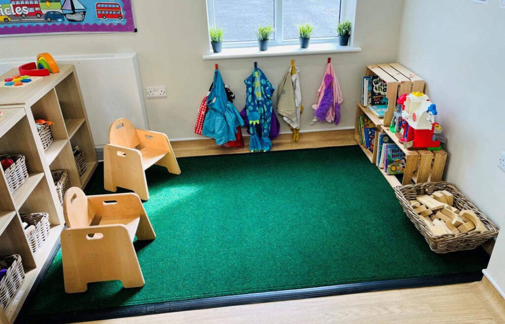 Lincoln green loose lay mat in the corner of the room wit two chairs on